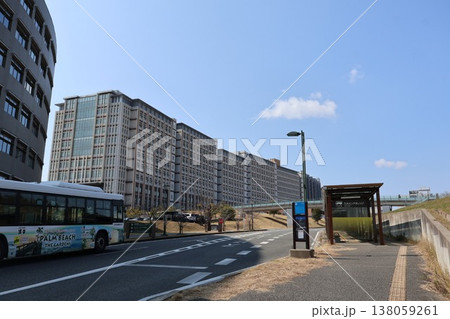 九州大学ウエスト1号館（理学部・理学研究院・大学院理学府）バス停とバス 138059261