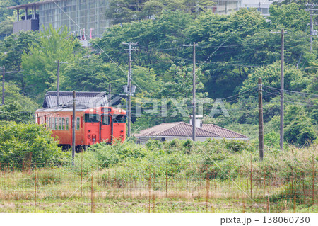 兵庫県朝来市の播但線と田舎風景 138060730