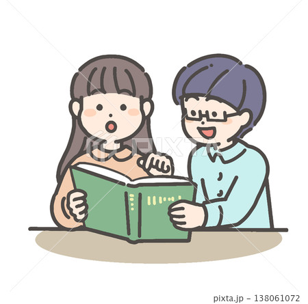 本を読みながら話し合う男の子と女の子 138061072