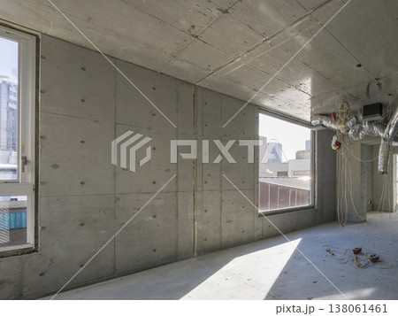 コンクリート打ち放し・準スケルトン状態の空きテナント コンクリート打ち放し・準スケルトン状態の空きテナント 138061461