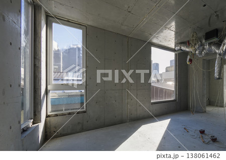 内装撤去後の空きテナント・コンクリート打ち放し・準スケルトン 内装撤去後の空きテナント・コンクリート打ち放し・準スケルトン 138061462