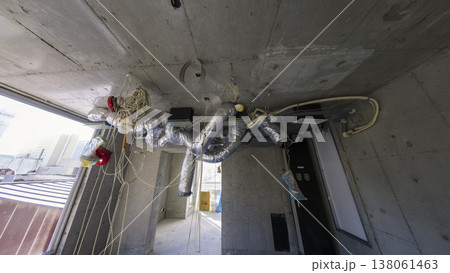 スケルトン状態の空きテナントに残る空調設備と配管 スケルトン状態の空きテナントに残る空調設備と配管 138061463