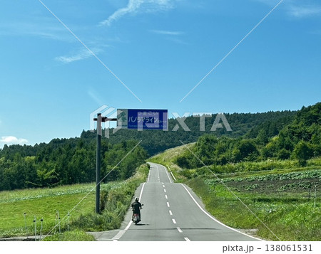 つまごいパノラマラインの爽やかな青空とまっすぐな道 つまごいパノラマラインの爽やかな青空とまっすぐな道 138061531