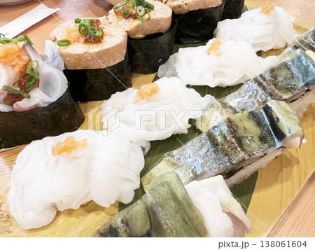 美味しそうな高級寿司の盛り合わせ 138061604