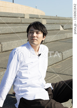 石階段に座ってくつろぐ男性 138061642