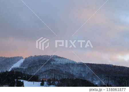 雪に覆われた蔵王温泉スキー場の夕景 138061877