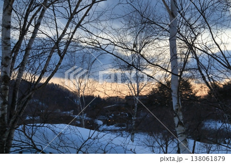 白樺の間から眺める夕暮れ時の蔵王温泉の風景 白樺の間から眺める夕暮れ時の蔵王温泉の風景 138061879