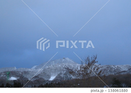 蔵王温泉スキー場の雪化粧をした美しい山の風景 蔵王温泉スキー場の雪化粧をした美しい山の風景 138061880