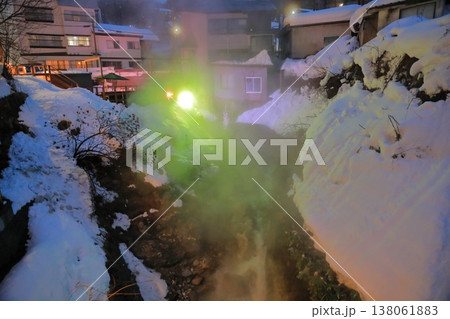 湯けむりに煙る蔵王の温泉街の夜景 湯けむりに煙る蔵王の温泉街の夜景 138061883