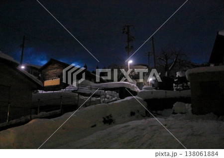 雪に覆われた蔵王の温泉街の夜の風景 138061884