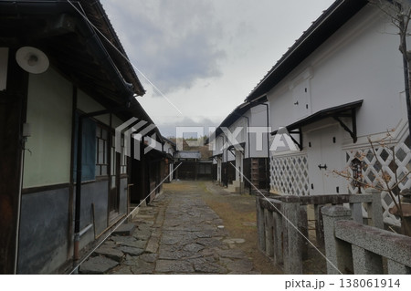 いくつもの蔵が立ち並ぶ村田旧大沼家住宅の風景 138061914
