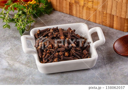 Dry cloves buds aromatic flavor 138062037