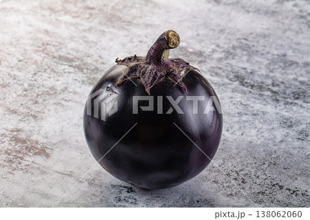 Raw round black big eggplant Raw round black big eggplant 138062060