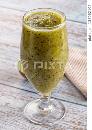 Sweet detox green kiwi smoothie Sweet detox green kiwi smoothie 138062106