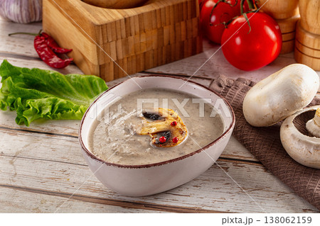 Cream mushroom soup with chamignon Cream mushroom soup with chamignon 138062159