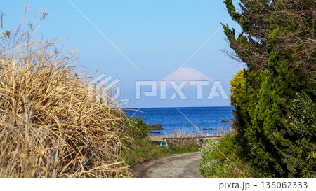 三浦半島の和田長浜の冬 138062333