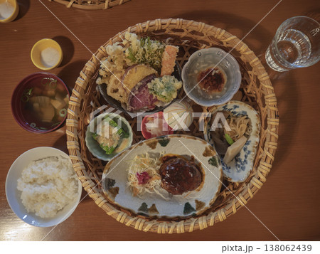 心ほどける贅沢、竹籠に美しく並ぶ彩り和定食 138062439