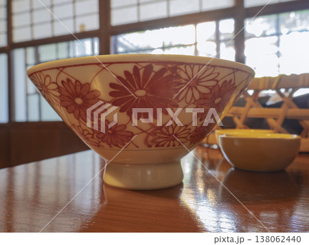 陽光に透ける菊模様、古民家カフェの粋な器 陽光に透ける菊模様、古民家カフェの粋な器 138062440