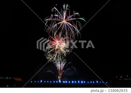 青い菊花火とオレンジ系花火 138062635