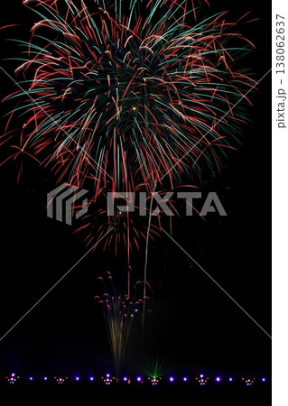 青い菊花火とオレンジ系花火 138062637