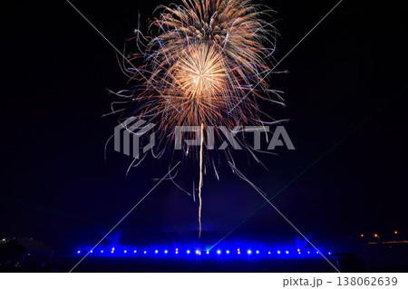 青い菊花火とオレンジ系花火 138062639