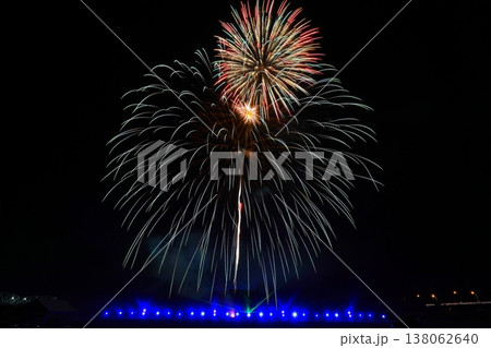 青い菊花火とオレンジ系花火 138062640
