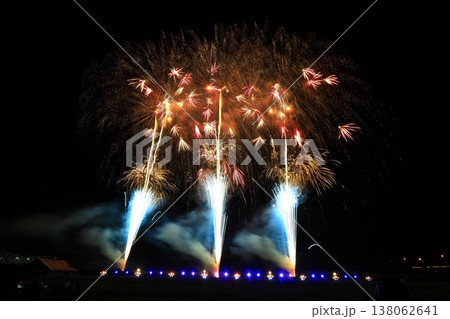 青い菊花火とオレンジ系花火 138062641