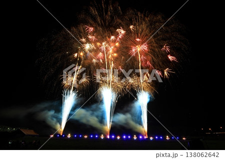 青い菊花火とオレンジ系花火 138062642