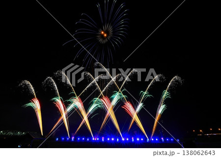 青い菊花火とオレンジ系花火 138062643