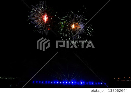 青い菊花火とオレンジ系花火 138062644