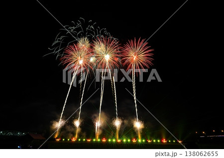 夜空に咲く花火 138062655