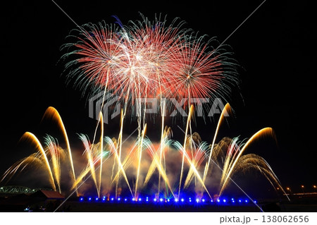 夜空に咲く花火 138062656