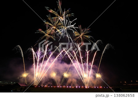 夜空に咲く花火 138062658