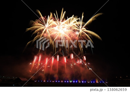 夜空に咲く花火 138062659
