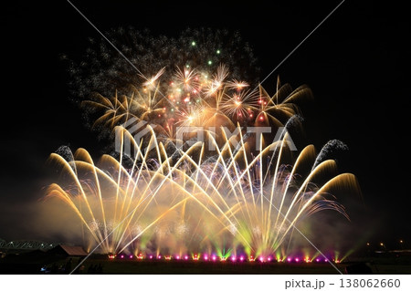 夜空に咲く花火 138062660