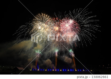 夜空に咲く花火 138062661