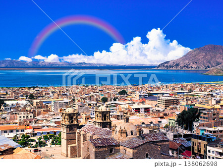 チチカカ湖とプーノの美しい街並み 138062698
