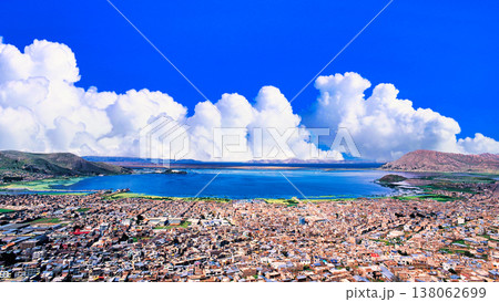 チチカカ湖とプーノの美しい街並み 138062699