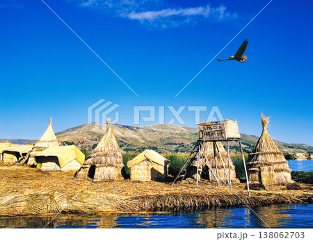 チチカカ湖のトトラでできた島ウロス島の絶景 138062703