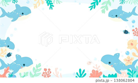 ジンベイザメが泳ぐ明るい海の背景素材 138062804