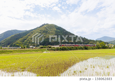 播但線の特急列車と田舎風景　（兵庫県朝来市） 138062883