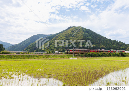 播但線の特急列車と田舎風景 (兵庫県朝来市) 播但線の特急列車と田舎風景 (兵庫県朝来市) 138062991