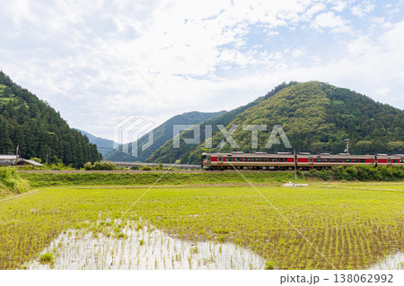 播但線の特急列車と田舎風景　（兵庫県朝来市） 138062992