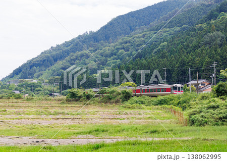 播但線の特急列車と田舎風景　（兵庫県朝来市） 138062995