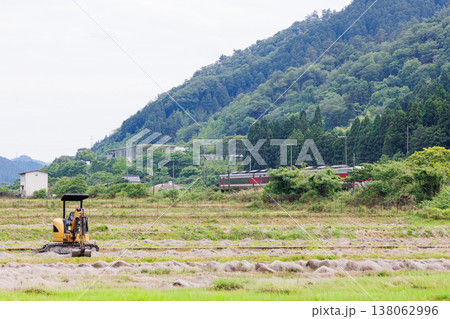 播但線の特急列車と田舎風景 (兵庫県朝来市) 播但線の特急列車と田舎風景 (兵庫県朝来市) 138062996
