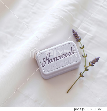 ラベンダーと「Homemade」ロゴの小物入れ　白背景　ナチュラル　ハンドメイド・アロマ・ギフト素材 138063668