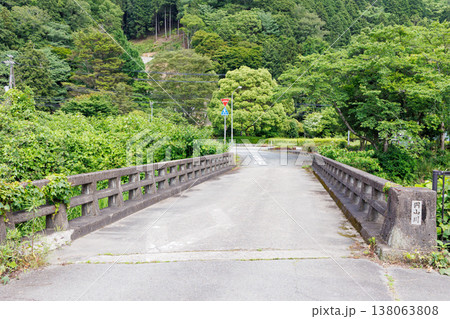 兵庫県朝来市の円山川付近の田舎風景 138063808