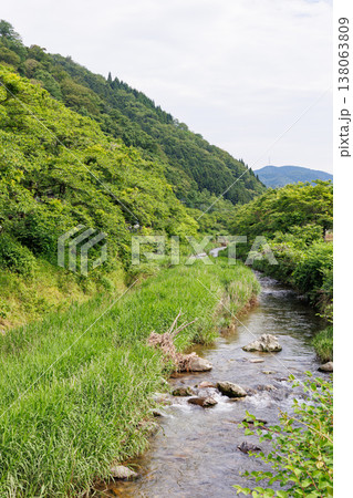兵庫県朝来市の円山川付近の田舎風景 138063809