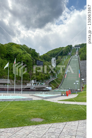 北海道、札幌市にある大倉山ジャンプ競技場の初夏の風景 北海道、札幌市にある大倉山ジャンプ競技場の初夏の風景 138063867