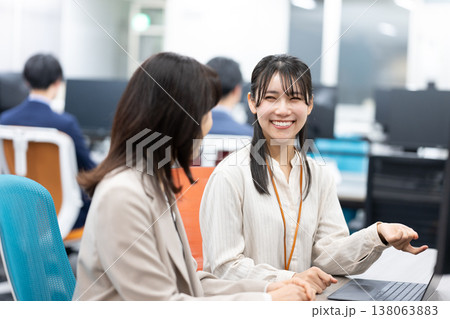 会話する若手と上司 会話する若手と上司 138063883